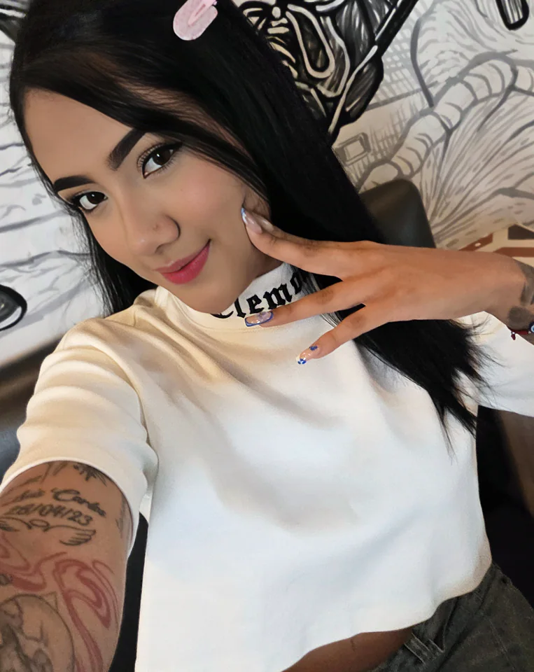Gala en el estudio de tatuajes
