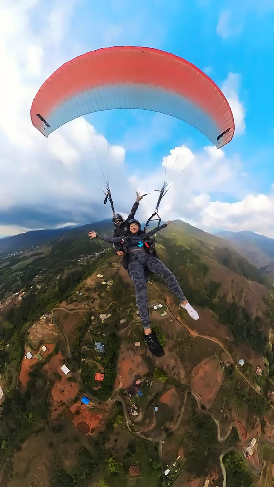 Vista desde el parapente sobre las montañas